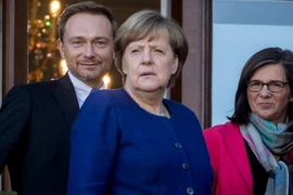 Lãnh đạo đảng FDP Christian Lindner, Thủ tướng Đức Angela Merkel và lãnh đạo đảng Xanh Katrin Goering-Eckardt trong giờ nghỉ giữa vòng đàm phán thứ ba tại Berlin ngày 30/10. (Nguồn: AFP/TTXVN)