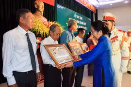 Lễ truy tặng danh hiệu Nhà nước cao quý “Bà mẹ Việt Nam Anh hùng” cho 18 Mẹ. (Ảnh: Xuân Khu/TTXVN)