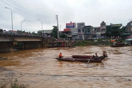 Nước nhiều khu vực hạ du tỉnh Hòa Bình dâng cao do thủy điện Hòa Bình xả lũ. (Ảnh: Vũ Thị Hà/TTXVN)