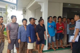 Ông Nguyễn Thanh Giang, phụ trách công tác lãnh sự Đại sứ quán Việt Nam gặp các ngư dân chuẩn bị đưa ra xét xử. (Đại sứ quán Việt Nam tại Indonesia)