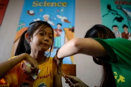 Tiêm vắcxin phòng bệnh sốt xuất huyết cho học sinh trường tiểu học Parang ở Marikina, phía tây Manila ngày 4/4. (Nguồn: AFP/TTXVN)