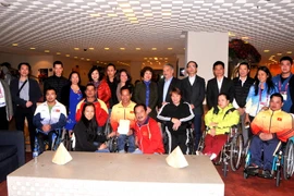 Đại sứ Việt Nam tại Mexico Nguyễn Hoài Dương chụp ảnh chung với Đoàn Thể thao cử tạ người khuyết tật Việt Nam. (Ảnh: Việt Hùng/Vietnam+)