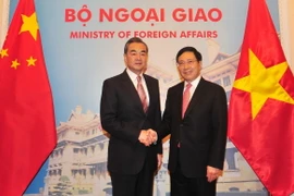 Phó Thủ tướng, Bộ trưởng Ngoại giao Phạm Bình Minh đón Bộ trưởng Ngoại giao Trung Quốc Vương Nghị. (Ảnh: Nguyễn Khang/TTXVN)