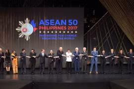 Thủ tướng Nguyễn Xuân Phúc cùng Trưởng đoàn các nước tham dự Hội nghị Cấp cao ASEAN 31 tại phiên khai mạc hội nghị sáng 13/11.(Ảnh: Thống Nhất/TTXVN)