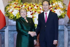 Chủ tịch nước Trần Đại Quang đón Tổng thống Cộng hòa Chile Michelle Bachelet Jeria. (Ảnh: Nhan Sáng/TTXVN)