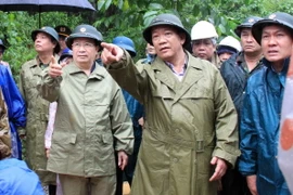 Phó Thủ tướng Trịnh Đình Dũng chỉ đạo ứng phó bão lũ tại Bắc Trà My, Quảng Nam. (Ảnh: Nguyễn Sơn/TTXVN)