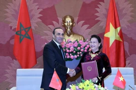 Chủ tịch Quốc hội Nguyễn Thị Kim Ngân và Chủ tịch Hạ viện Vương quốc Ma rốc Habib El Malki ký Biên bản hợp tác giữa Quốc hội hai nước, ngày 18/12. (Ảnh: Trọng Đức/TTXVN)