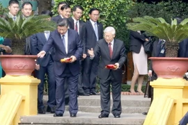 Hình ảnh Tổng Bí thư và Chủ tịch Trung Quốc thăm Nhà sàn Bác Hồ