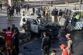 Cảnh sát và lực lượng cứu hộ làm nhiệm vụ tại hiện trường vụ đánh bom liều chết ở Peshawar, Pakistan. (Nguồn: THX/TTXVN)