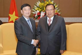 Tổng Bí thư, Chủ tịch nước Lào Bounnhang Vorachith tiếp Đoàn đại biểu Hội hữu nghị Việt- Lào do ông Trần Văn Túy, Chủ tịch Hội hữu nghị Việt-Lào làm trưởng đoàn. (Ảnh: Phương Hoa/TTXVN)