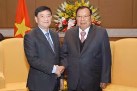 Tổng Bí thư, Chủ tịch nước Lào Bounnhang Vorachith tiếp Đoàn đại biểu Hội hữu nghị Việt- Lào do ông Trần Văn Túy, Chủ tịch Hội hữu nghị Việt-Lào làm trưởng đoàn. (Ảnh: Phương Hoa/TTXVN)