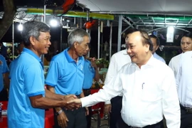 Thủ tướng Nguyễn Xuân Phúc nói chuyện với các thành viên hội quán Thuận Tân, Tân Quê. (Ảnh: Thống Nhất/TTXVN)