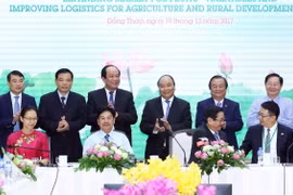Thủ tướng Nguyễn Xuân Phúc chứng kiến lễ ký Biên bản ghi nhớ hợp tác xây dựng chiến lược phát triển hệ thống logistics và cơ sở hạ tầng tại tỉnh Đồng Tháp. (Ảnh: Thống Nhất/TTXVN)