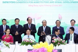 Thủ tướng Nguyễn Xuân Phúc chứng kiến lễ ký Biên bản ghi nhớ hợp tác xây dựng chiến lược phát triển hệ thống logistics và cơ sở hạ tầng tại tỉnh Đồng Tháp. (Ảnh: Thống Nhất/TTXVN)