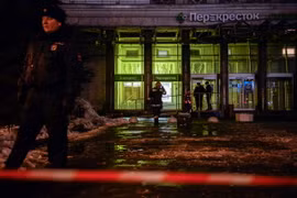 Cảnh sát chữa cháy làm nhiệm vụ tại hiện trường vụ nổ ở St. Petersburg, Nga ngày 27/12. (Nguồn: AFP/TTXVN)