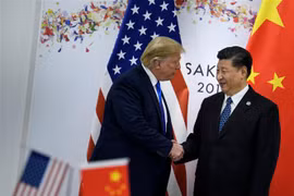 Tổng thống Mỹ Donald Trump (trái) và Chủ tịch Trung Quốc Tập Cận Bình trong cuộc hội đàm bên lề Hội nghị thượng đỉnh G20 tại Osaka, Nhật Bản, ngày 29/6/2019. (Ảnh: AFP/TTXVN)