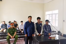 Các bị cáo tại phiên tòa xét xử. (Nguồn: Báo Quảng Ninh)