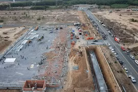 Hiện trường vụ tai nạn sập tường trong KCN Giang Điền. (Ảnh: Sỹ Tuyên/TTXVN)