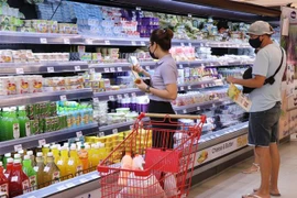 Khách hàng mua sắm tại một siêu thị. (Ảnh: Tiên Minh/TTXVN)