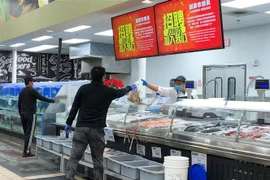 Người dân mua hàng tại siêu thị ở Dallas, Texas, Mỹ. (Ảnh: THX/TTXVN)