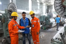 Công nhân Tổng Công ty Điện lực Hà Nội tuyên truyền tiết kiệm điện, sử dụng điện an toàn và hiệu quả cho các hộ sản xuất trên địa bàn huyện Thanh Oai. (Ảnh: Ngọc Hà/TTXVN)