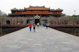 khách du lịch tham quan Cố đô Huế. (Ảnh: Đỗ Trưởng/TTXVN)