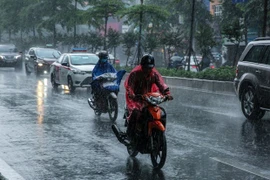 Dông lốc làm nhiều gia đình bị thiệt hại về tài sản. (Ảnh: Trung Kiên/TTXVN)