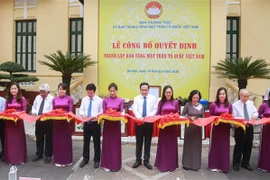 Trưởng Ban Tuyên giáo Trung ương Võ Văn Thưởng, Trưởng Ban Dân vận Trung ương Trương Thị Mai và Chủ tịch Ủy ban Trung ương Mặt trận Tổ quốc Việt Nam Trần Thanh Mẫn cùng các đại biểu cắt băng khai trương Bảo tàng. (Ảnh: TTXVN)