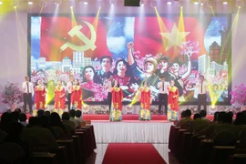 Tiết mục văn nghệ trong Lễ kỷ niệm 130 năm Ngày sinh Chủ tịch Hồ Chí Minh. (Ảnh: Nguyễn Oanh/TTXVN)