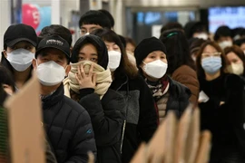 Người dân Hàn Quốc xếp hàng mua khẩu trang phòng dịch COVID-19 tại một cửa hàng bán lẻ ở Daegu, cách Seoul khoảng 330km về phía Đông Nam. (Ảnh: AFP/TTXVN)