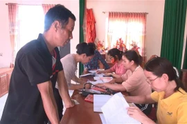 Đối với những trường hợp làm đơn không nhận tiền hỗ trợ đều được xã, thôn thông báo, biểu dương trên hệ thống loa phát thanh, đồng thời niêm yết danh sách ở nhà văn hóa thôn, bản. (Ảnh: Khiếu Tư/TTXVN)