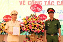 Thiếu tướng Nguyễn Duy Ngọc, Thứ trưởng Bộ Công an trao quyết định điều động, bổ nhiệm Giám đốc Công an tỉnh Quảng Ninh đối với Đại tá Nguyễn Ngọc Lâm. (Ảnh: Văn Đức/TTXVN)