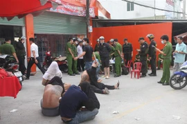 Các đối tượng trong băng nhóm do Loan 'cá' cầm đầu bị lực lượng công an khống chế tại hiện trường. (Ảnh: Công Phong/TTXVN phát)