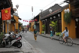 Phố cổ Hội An vắng vẻ trong những ngày đại dịch. (Ảnh: Ngọc Hà/TTXVN)