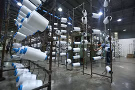 Công nhân làm việc tại nhà máy sợi Huế thuộc Công ty Cổ phần Dệt may Huế (Thừa Thiên-Huế). (Ảnh: TTXVN)