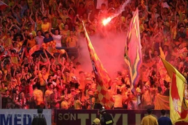 Hình ảnh pháo sáng rực lửa trên khán đài B sân Hàng Đẫy ở trận Hà Nội với Nam Định tối 11/9/2019. (Nguồn: Vietnam+)