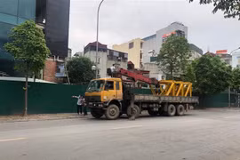 Phương tiện được tập kết tại chân tòa nhà 8B Lê Trực chuẩn bị cho việc tháo dỡ phần vi phạm giai đoạn 2 của tòa nhà. (Ảnh Mạnh Khánh/TTXVN)