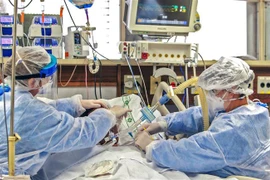 Nhân viên y tế chăm sóc bệnh nhân mắc COVID-19 tại một bệnh viện ở Porto Alegre, Brazil. (Ảnh: AFP/TTXVN)