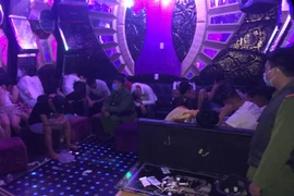 Các thanh niên bị phát hiện sử dụng ma túy. (Ảnh CTV/TTXVN phát)