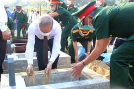 Lễ an táng các Anh hùng liệt sỹ tại Nghĩa trang Liệt sỹ thành phố Huế. (Ảnh: Tường Vi/TTXVN)