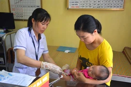 Tiêm vắcxin cho trẻ dưới 1 tuổi. (Ảnh Công Luật/TTXVN)