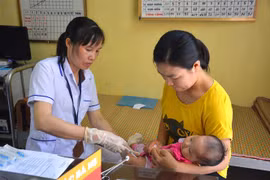 Tiêm vắcxin cho trẻ dưới 1 tuổi. (Ảnh Công Luật/TTXVN)