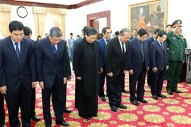 Đoàn đại biểu cấp cao Đảng, Nhà nước, Mặt trận Tổ quốc Việt Nam viếng nguyên Thủ tướng Lào Sisavath Keobounphanh. (Ảnh: Lâm Khánh/TTXVN)