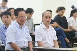 Bị cáo Trần Văn Minh, cựu Chủ tịch UBND thành phố Đà Nẵng, và các bị cáo tại phiên tòa. (Ảnh: Doãn Tấn/TTXVN)