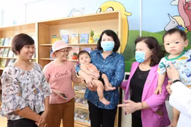 Phó Chủ tịch nước Đặng Thị Ngọc Thịnh thăm và động viên các bệnh nhi ung thư đang điều trị tại Bệnh viện K cơ sở Tân Triều. (Ảnh: Dương Giang/TTXVN)
