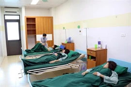 Các bệnh nhân đang điều trị tại Bệnh viện Đa khoa Cuộc sống. (Ảnh: Hữu Quyết/TTXVN)