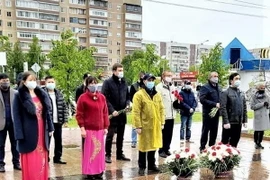 Cộng đồng người Việt tại quê hương của Lenin dâng hoa kỷ niệm 130 năm Ngày sinh nhật Bác. (Ảnh: TTXVN phát)