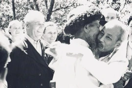 Bác Hồ ôm hôn tộc trưởng Kalin Nurbiev 75 tuổi, người đem tặng Bác Hồ hoa quả và rượu vang - sản vật truyền thống của Kazakhstan.