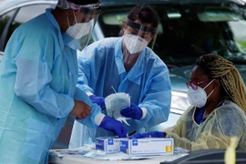 Một điểm xét nghiệm COVID-19 miễn phí tại Arlington, Virginia, Mỹ. (Ảnh: AFP/TTXVN)