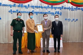 Đại sứ quán và cộng đồng người Việt tại Myanmar buổi ủng hộ Vùng Yangon chống dịch COVID-19. (Ảnh: TTXVN phát)
